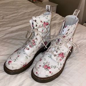 🌹Gently Worn Floral Dr Martens Boots (size 9) 🌷